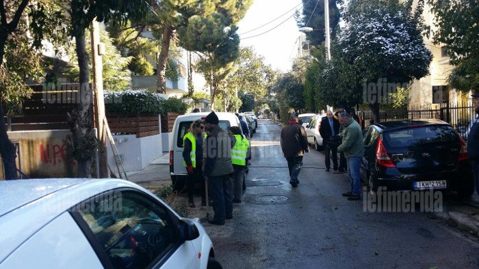 Συνεργεία του δήμου ξεχορταριάζουν και κλαδεύουν έξω από το σπίτι του Παυλόπουλου  -«Συμμάζεψαν» ακόμη και εγκαταλελειμμένη μονοκατοικία [εικόνες]  | iefimerida.gr 1