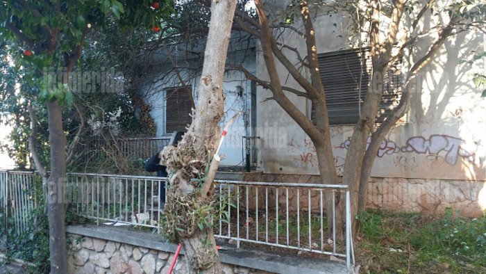 Συνεργεία του δήμου ξεχορταριάζουν και κλαδεύουν έξω από το σπίτι του Παυλόπουλου  -«Συμμάζεψαν» ακόμη και εγκαταλελειμμένη μονοκατοικία [εικόνες]  | iefimerida.gr 4