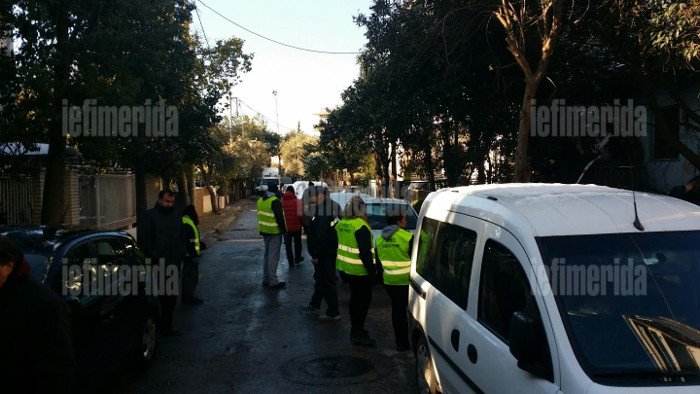 Συνεργεία του δήμου ξεχορταριάζουν και κλαδεύουν έξω από το σπίτι του Παυλόπουλου  -«Συμμάζεψαν» ακόμη και εγκαταλελειμμένη μονοκατοικία [εικόνες]  | iefimerida.gr 2