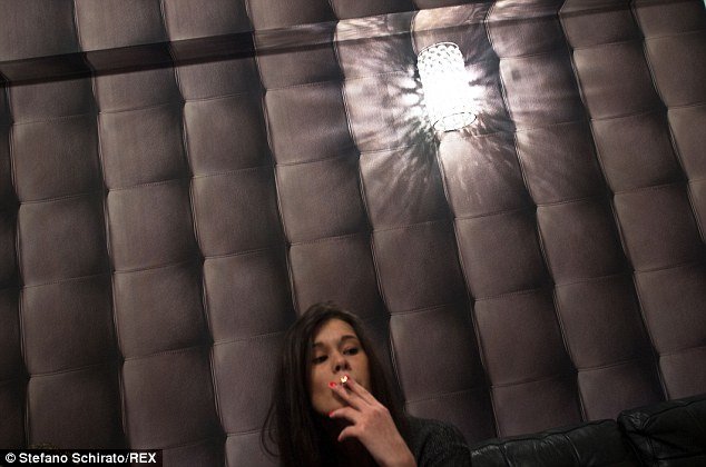 Ετσι δουλεύουν τα κορίτσια των ροζ γραμμών που κάνουν στριπτίζ οnline -Φωτογράφος μπήκε στο σπίτι τους [εικόνες] | iefimerida.gr 2