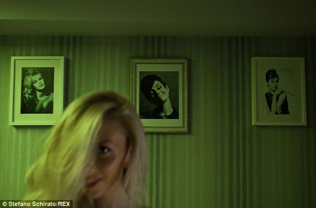 Ετσι δουλεύουν τα κορίτσια των ροζ γραμμών που κάνουν στριπτίζ οnline -Φωτογράφος μπήκε στο σπίτι τους [εικόνες] | iefimerida.gr 5