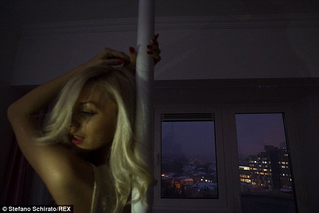 Ετσι δουλεύουν τα κορίτσια των ροζ γραμμών που κάνουν στριπτίζ οnline -Φωτογράφος μπήκε στο σπίτι τους [εικόνες] | iefimerida.gr 7