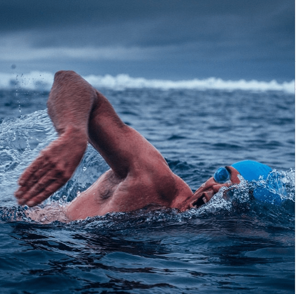 Παγωμένο ρεκόρ: Ο Βρετανός που προσπαθεί να μπει στο βιβλίο Γκίνες κολυμπώντας με μαγιό στην Ανταρκτική [εικόνες] | iefimerida.gr 1