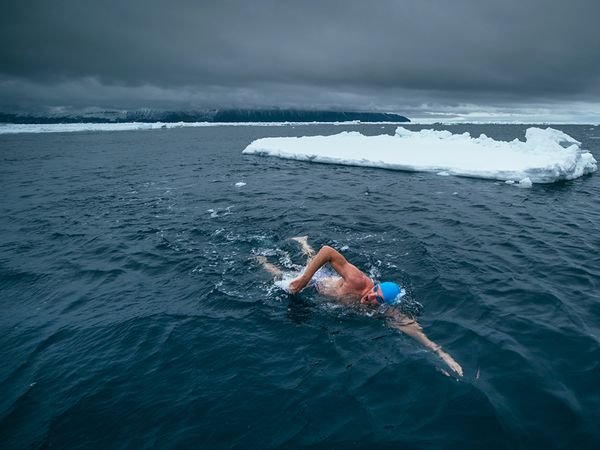 Παγωμένο ρεκόρ: Ο Βρετανός που προσπαθεί να μπει στο βιβλίο Γκίνες κολυμπώντας με μαγιό στην Ανταρκτική [εικόνες] | iefimerida.gr 2