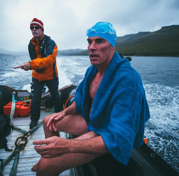 Παγωμένο ρεκόρ: Ο Βρετανός που προσπαθεί να μπει στο βιβλίο Γκίνες κολυμπώντας με μαγιό στην Ανταρκτική [εικόνες] | iefimerida.gr 4