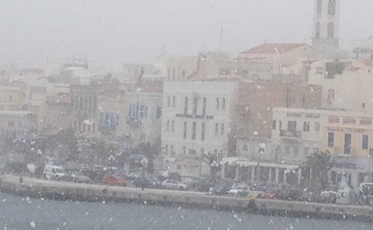 Στα λευκά και οι Κυκλάδες: Χιόνια σε Σύρο, Νάξο και Ηρακλειά [βίντεο & εικόνες] | iefimerida.gr 0