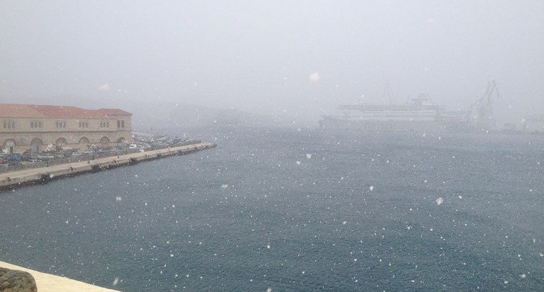 Στα λευκά και οι Κυκλάδες: Χιόνια σε Σύρο, Νάξο και Ηρακλειά [βίντεο & εικόνες] | iefimerida.gr 1