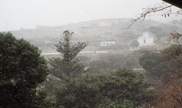 Στα λευκά και οι Κυκλάδες: Χιόνια σε Σύρο, Νάξο και Ηρακλειά [βίντεο & εικόνες] | iefimerida.gr 2