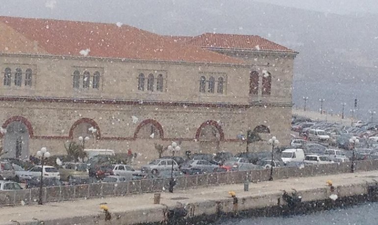 Στα λευκά και οι Κυκλάδες: Χιόνια σε Σύρο, Νάξο και Ηρακλειά [βίντεο & εικόνες] | iefimerida.gr 3