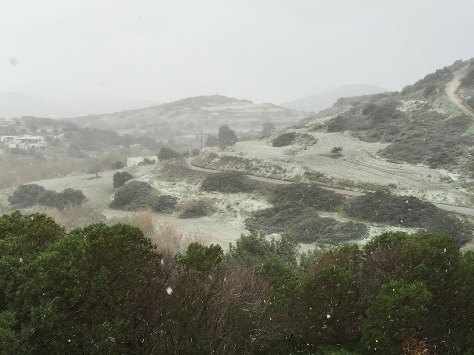 Στα λευκά και οι Κυκλάδες: Χιόνια σε Σύρο, Νάξο και Ηρακλειά [βίντεο & εικόνες] | iefimerida.gr 4