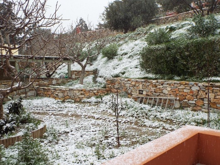 Στα λευκά και οι Κυκλάδες: Χιόνια σε Σύρο, Νάξο και Ηρακλειά [βίντεο & εικόνες] | iefimerida.gr 5