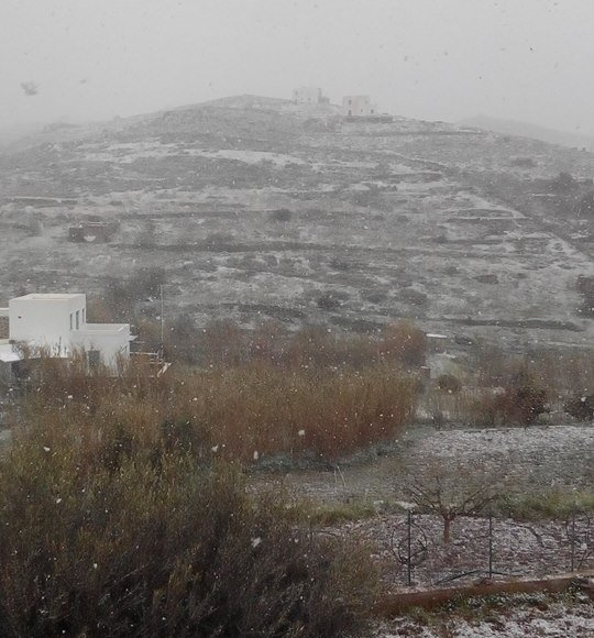 Στα λευκά και οι Κυκλάδες: Χιόνια σε Σύρο, Νάξο και Ηρακλειά [βίντεο & εικόνες] | iefimerida.gr 8