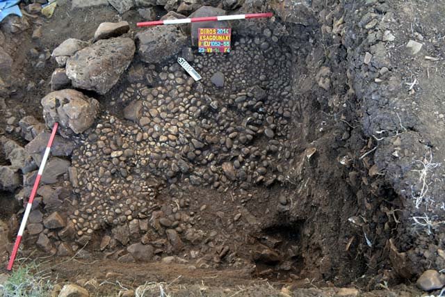 Εκπληκτική ανακάλυψη στον Διρό: Βρήκαν τάφο με ζευγάρι σε στάση εναγκαλισμού -Τον αρχαιότερο στον κόσμο [εικόνες] | iefimerida.gr 2