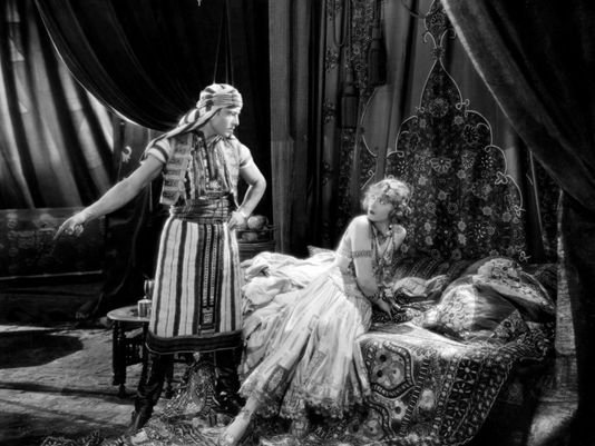 Η νοικοκυρά που έγραψε τις πρώτες «50 αποχρώσεις του γκρι» -Ενα βιβλίο βιασμών και υποταγής που σκανδάλισε [εικόνες] | iefimerida.gr 4