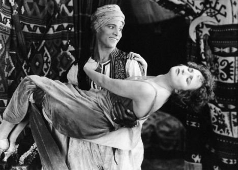 Η νοικοκυρά που έγραψε τις πρώτες «50 αποχρώσεις του γκρι» -Ενα βιβλίο βιασμών και υποταγής που σκανδάλισε [εικόνες] | iefimerida.gr 5