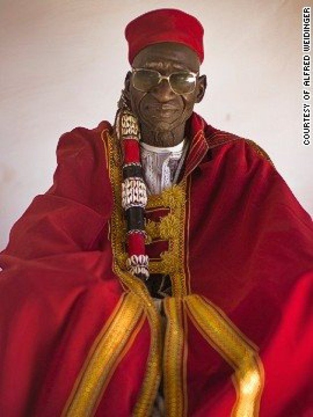 Οι τελευταίοι βασιλιάδες της Αφρικής: Πλουμιστά ρούχα, ηγεμονική συμπεριφορά [εικόνες] | iefimerida.gr 6