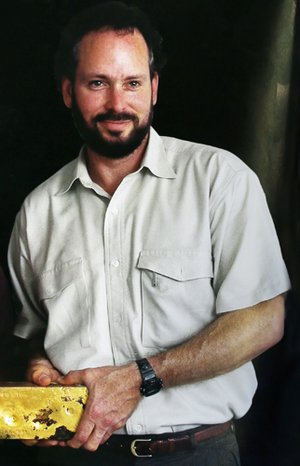 Μια απίστευτη ιστορία: Βρήκε 21 τόνους χρυσού σε ναυάγιο, αλλά δεν τα χάρηκε [εικόνες] | iefimerida.gr 3