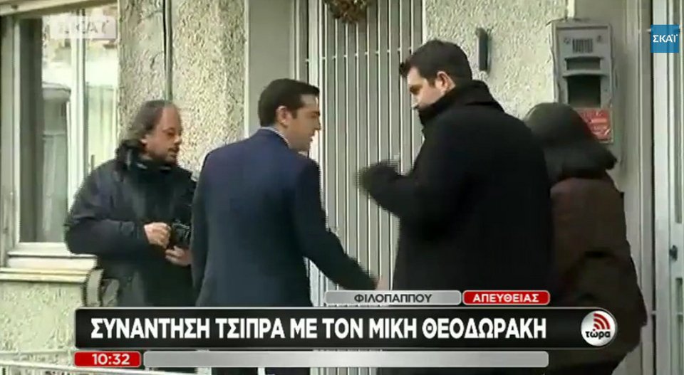 Καρέ-καρέ: Ο Τσίπρας χτυπάει το κουδούνι του σπιτιού του Μίκη Θεοδωράκη, σταυρώνει τα χέρια και περιμένει να του ανοίξουν [εικόνες & βίντεο] | iefimerida.gr 9