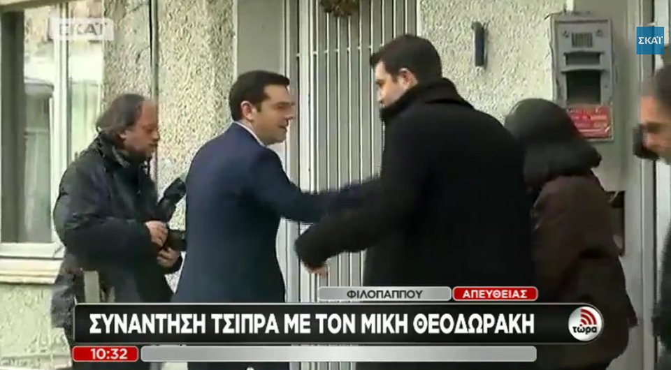 Καρέ-καρέ: Ο Τσίπρας χτυπάει το κουδούνι του σπιτιού του Μίκη Θεοδωράκη, σταυρώνει τα χέρια και περιμένει να του ανοίξουν [εικόνες & βίντεο] | iefimerida.gr 10
