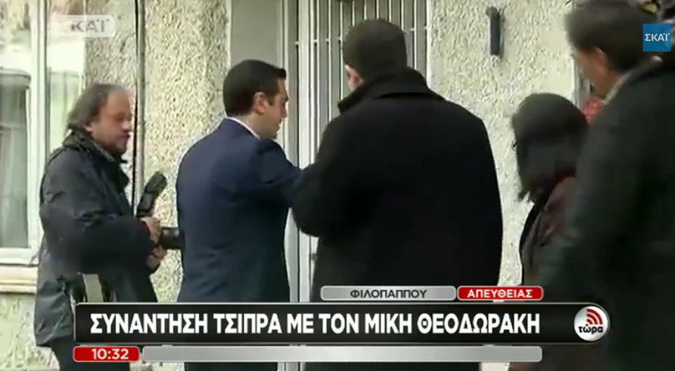 Καρέ-καρέ: Ο Τσίπρας χτυπάει το κουδούνι του σπιτιού του Μίκη Θεοδωράκη, σταυρώνει τα χέρια και περιμένει να του ανοίξουν [εικόνες & βίντεο] | iefimerida.gr 11