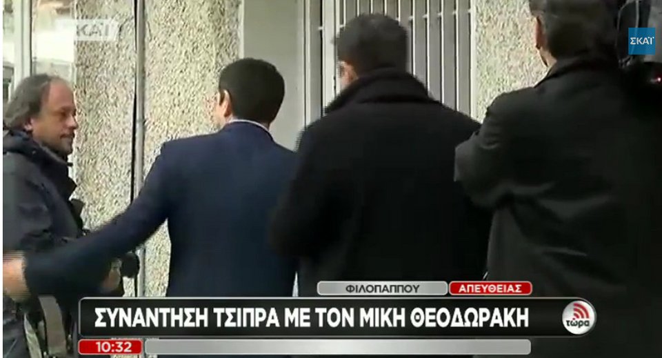 Καρέ-καρέ: Ο Τσίπρας χτυπάει το κουδούνι του σπιτιού του Μίκη Θεοδωράκη, σταυρώνει τα χέρια και περιμένει να του ανοίξουν [εικόνες & βίντεο] | iefimerida.gr 12