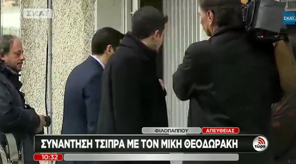 Καρέ-καρέ: Ο Τσίπρας χτυπάει το κουδούνι του σπιτιού του Μίκη Θεοδωράκη, σταυρώνει τα χέρια και περιμένει να του ανοίξουν [εικόνες & βίντεο] | iefimerida.gr 13