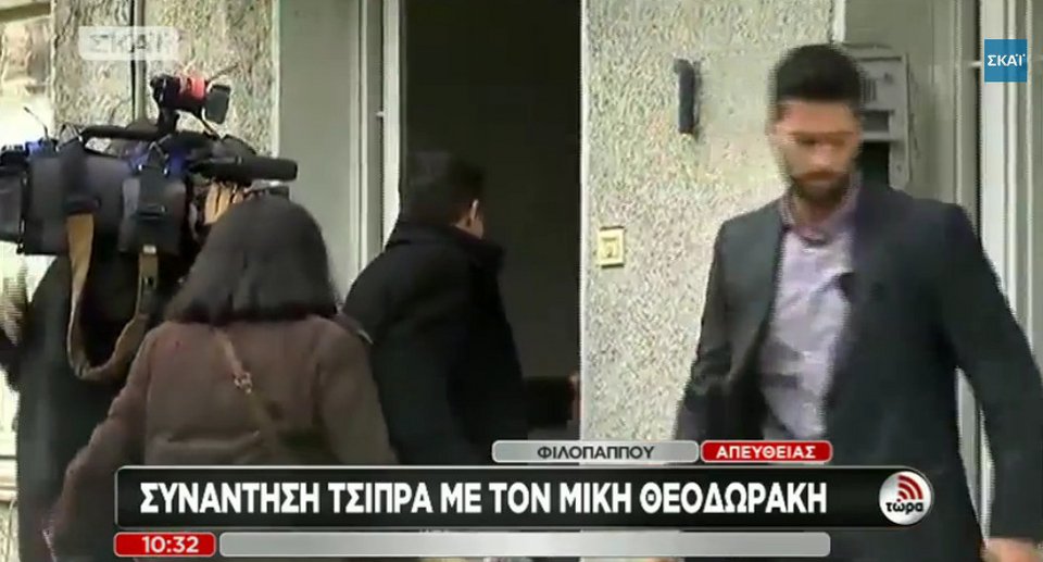 Καρέ-καρέ: Ο Τσίπρας χτυπάει το κουδούνι του σπιτιού του Μίκη Θεοδωράκη, σταυρώνει τα χέρια και περιμένει να του ανοίξουν [εικόνες & βίντεο] | iefimerida.gr 15