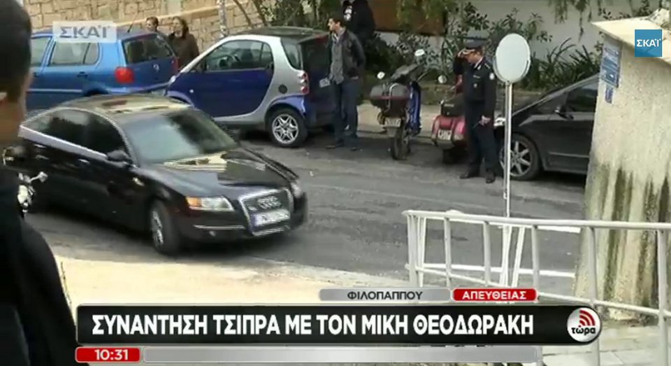 Καρέ-καρέ: Ο Τσίπρας χτυπάει το κουδούνι του σπιτιού του Μίκη Θεοδωράκη, σταυρώνει τα χέρια και περιμένει να του ανοίξουν [εικόνες & βίντεο] | iefimerida.gr 1