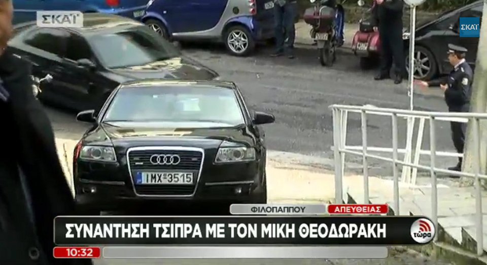 Καρέ-καρέ: Ο Τσίπρας χτυπάει το κουδούνι του σπιτιού του Μίκη Θεοδωράκη, σταυρώνει τα χέρια και περιμένει να του ανοίξουν [εικόνες & βίντεο] | iefimerida.gr 2