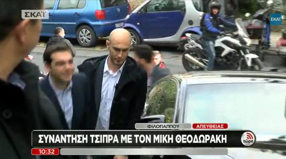 Καρέ-καρέ: Ο Τσίπρας χτυπάει το κουδούνι του σπιτιού του Μίκη Θεοδωράκη, σταυρώνει τα χέρια και περιμένει να του ανοίξουν [εικόνες & βίντεο] | iefimerida.gr 3