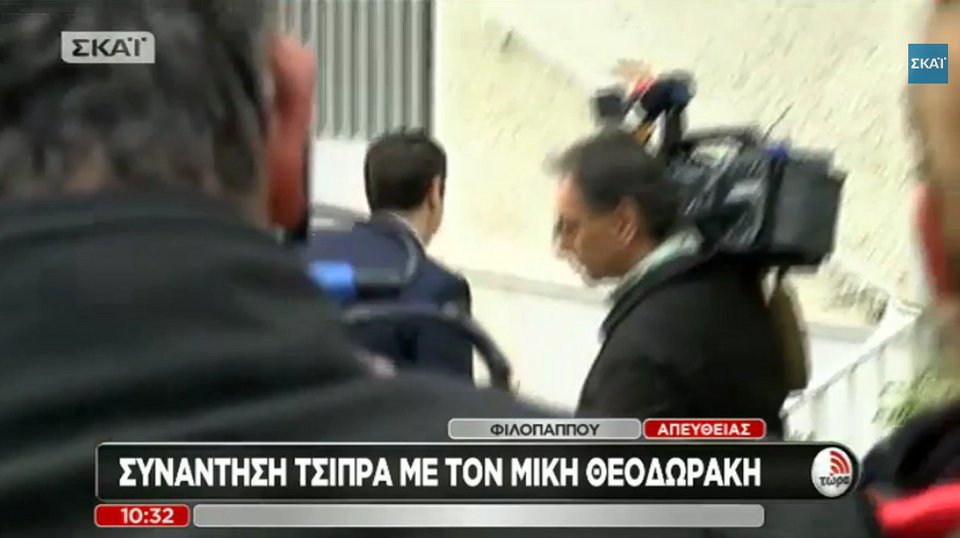 Καρέ-καρέ: Ο Τσίπρας χτυπάει το κουδούνι του σπιτιού του Μίκη Θεοδωράκη, σταυρώνει τα χέρια και περιμένει να του ανοίξουν [εικόνες & βίντεο] | iefimerida.gr 4