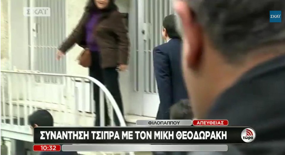 Καρέ-καρέ: Ο Τσίπρας χτυπάει το κουδούνι του σπιτιού του Μίκη Θεοδωράκη, σταυρώνει τα χέρια και περιμένει να του ανοίξουν [εικόνες & βίντεο] | iefimerida.gr 5