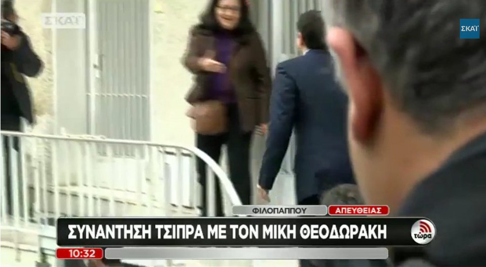Καρέ-καρέ: Ο Τσίπρας χτυπάει το κουδούνι του σπιτιού του Μίκη Θεοδωράκη, σταυρώνει τα χέρια και περιμένει να του ανοίξουν [εικόνες & βίντεο] | iefimerida.gr 6