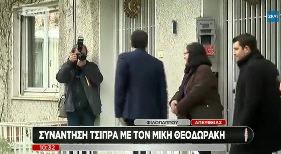 Καρέ-καρέ: Ο Τσίπρας χτυπάει το κουδούνι του σπιτιού του Μίκη Θεοδωράκη, σταυρώνει τα χέρια και περιμένει να του ανοίξουν [εικόνες & βίντεο] | iefimerida.gr 7