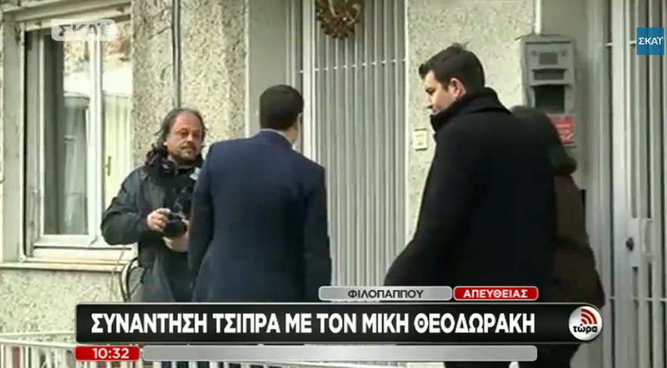 Καρέ-καρέ: Ο Τσίπρας χτυπάει το κουδούνι του σπιτιού του Μίκη Θεοδωράκη, σταυρώνει τα χέρια και περιμένει να του ανοίξουν [εικόνες & βίντεο] | iefimerida.gr 8