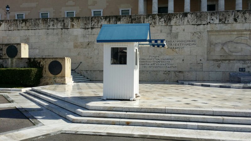  Τα χιόνια έκλεισαν τους τσολιάδες της Βουλής στα φυλάκια [εικόνες] | iefimerida.gr 0