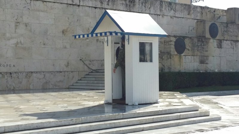  Τα χιόνια έκλεισαν τους τσολιάδες της Βουλής στα φυλάκια [εικόνες] | iefimerida.gr 1