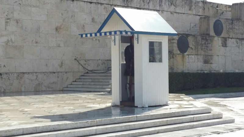  Τα χιόνια έκλεισαν τους τσολιάδες της Βουλής στα φυλάκια [εικόνες] | iefimerida.gr 2