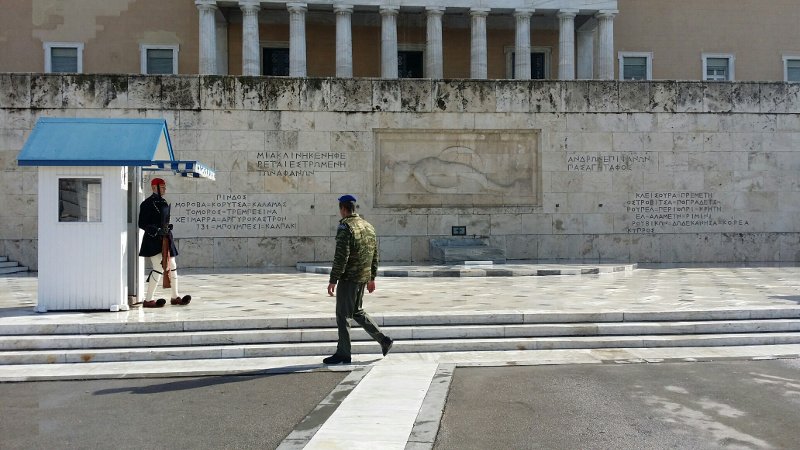  Τα χιόνια έκλεισαν τους τσολιάδες της Βουλής στα φυλάκια [εικόνες] | iefimerida.gr 3