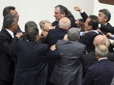 Συμπλοκές και τραυματίες βουλευτές στη τουρκική Βουλή [εικόνες&βίντεο] | iefimerida.gr 4