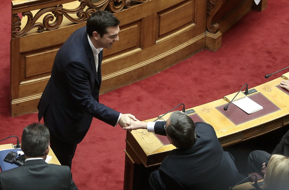 Ο Σαμαράς ήταν ο μόνος που δεν σηκώθηκε να χαιρετήσει τον Τσίπρα [εικόνες] | iefimerida.gr 0