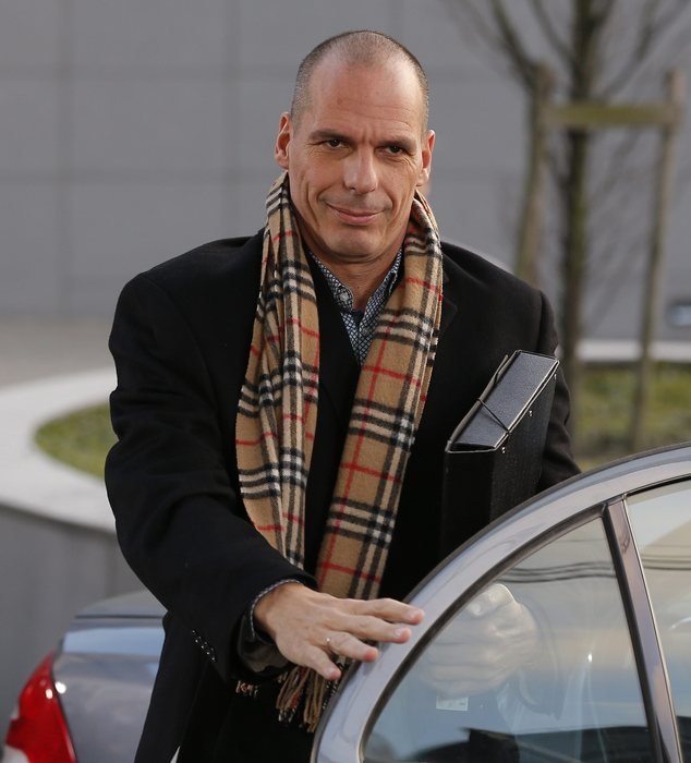 Xωρίς γραβάτα αλλά με κασκόλ Burberry o Βαρουφάκης στο Eurogroup [εικόνες] | iefimerida.gr 0