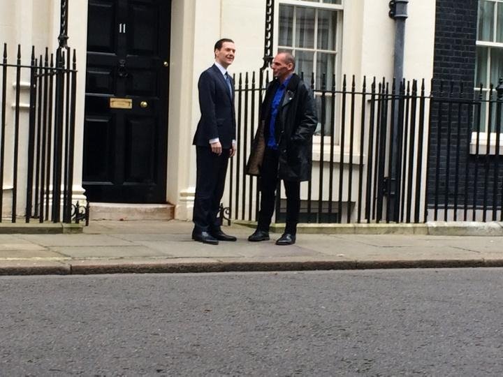 Ο Βαρουφάκης φωτογραφίζεται στη Ντάουνινγκ Στριτ: Παλτό και μπλε ηλεκτρίκ πουκάμισο έξω από το παντελόνι [εικόνες & Βίντεο] | iefimerida.gr 3