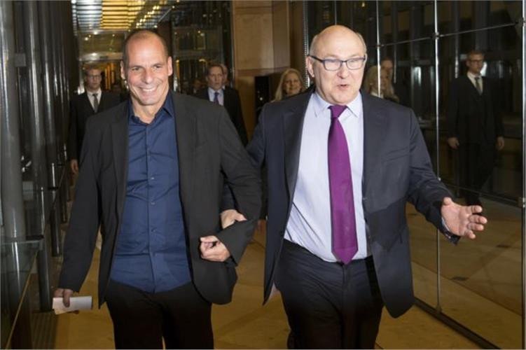 Αλλαξαν και οι χειραψίες -Από τη λαβή του Ντάισελμπλουμ στο αγκαζέ του Σαπέν [εικόνες] | iefimerida.gr 0