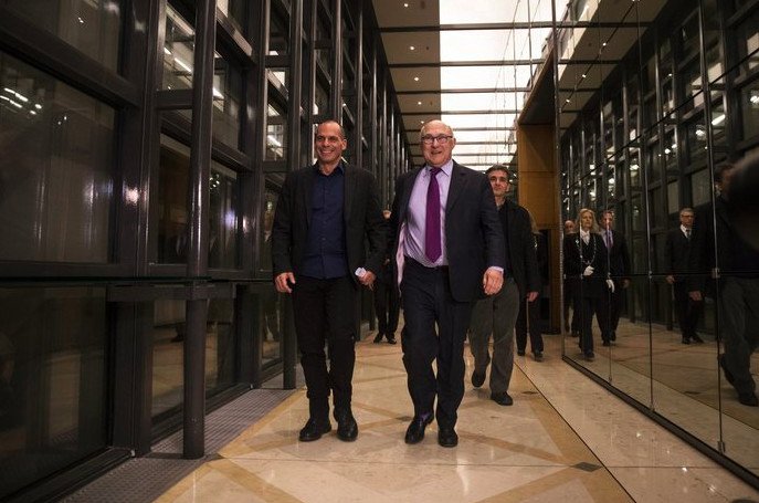 Αλλαξαν και οι χειραψίες -Από τη λαβή του Ντάισελμπλουμ στο αγκαζέ του Σαπέν [εικόνες] | iefimerida.gr 4