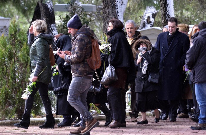 Κατέρρευσε η Βέφα Αλεξιάδου στην κηδεία της δεύτερης κόρης της [εικόνες] | iefimerida.gr 3