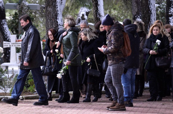 Κατέρρευσε η Βέφα Αλεξιάδου στην κηδεία της δεύτερης κόρης της [εικόνες] | iefimerida.gr 4