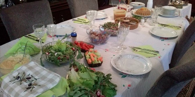 Βαμμένη, με ροζ σακάκι, η Βέφα Αλεξιάδου μαγείρεψε για την Καθαρά Δευτέρα [εικόνες] | iefimerida.gr 1