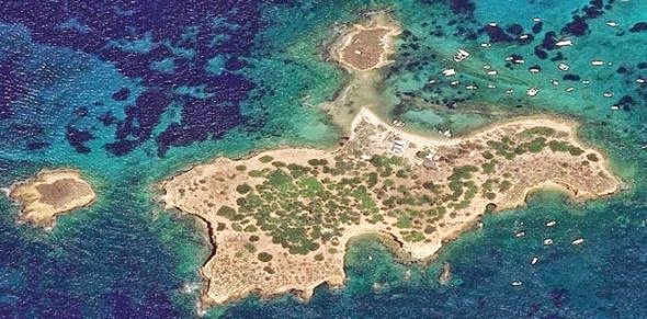 Υδρούσα ή Κατραμονήσι: Το νησί των... σκαφάτων που αγόρασαν η Λάσπα και ο σύζυγός της [εικόνες] | iefimerida.gr 2