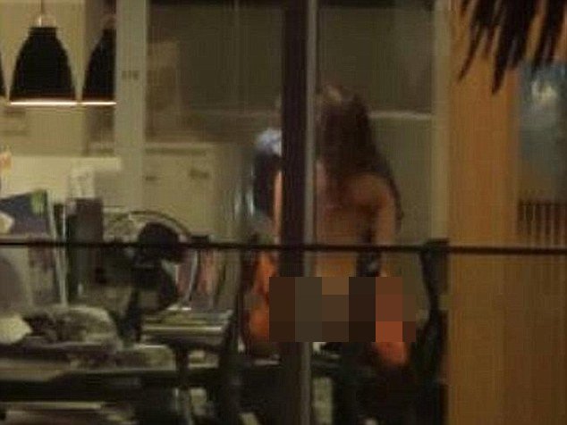 Σάλος με το ζευγάρι που έκανε σεξ στο γραφείο [εικόνες] | iefimerida.gr 1